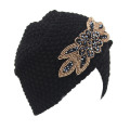 Frauen strickte Rhinestone-Blumen-Hut-Kreuz-Häkelarbeit-Turban-Mütze Winter-Indien-Kappen-warmer Hut (HW128)